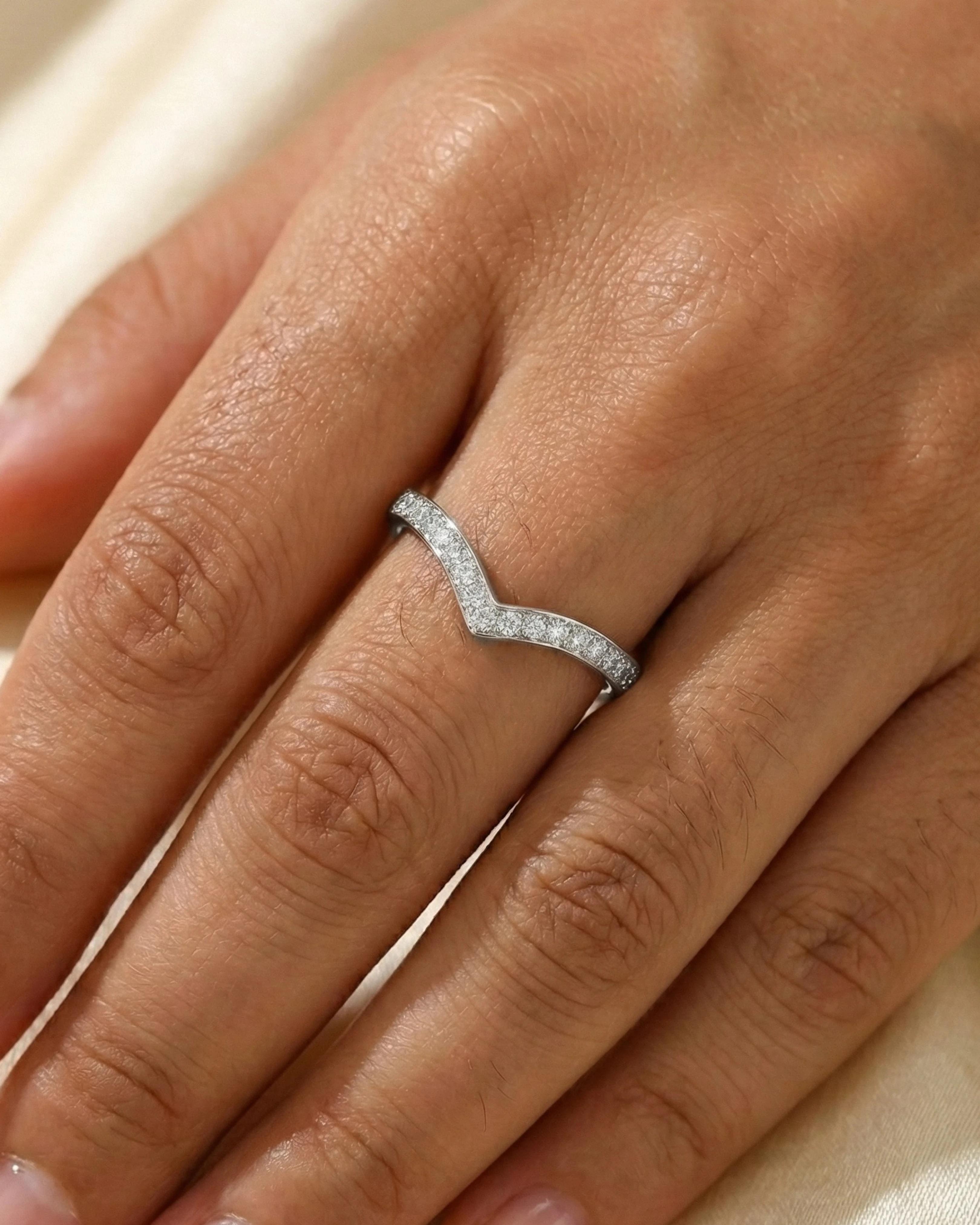 Glistening Wishbone V-Band – 925 Sterling Silver - model