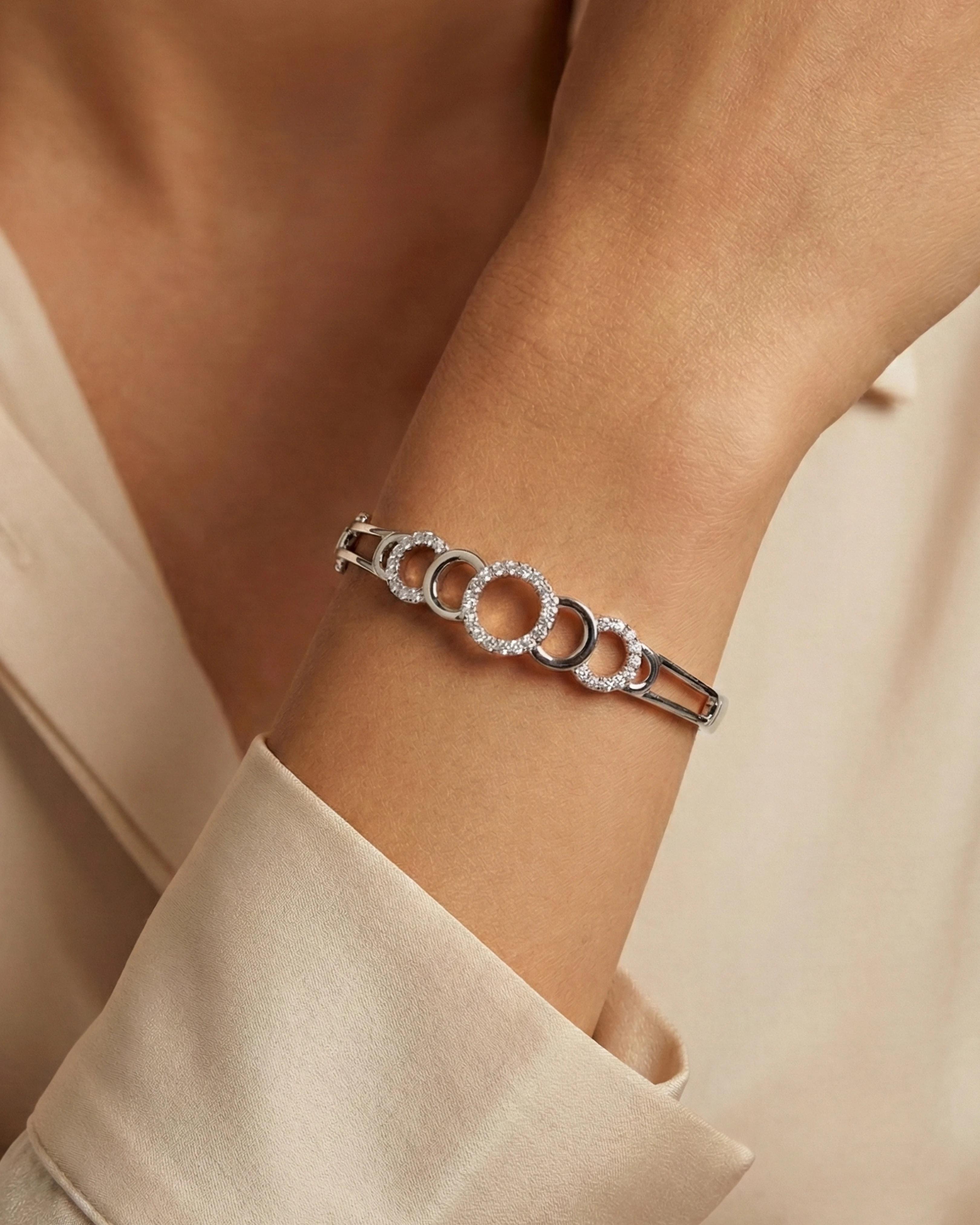 Infinity Aura Interlocking Circle Bangle – 925 Sterling Silver - model