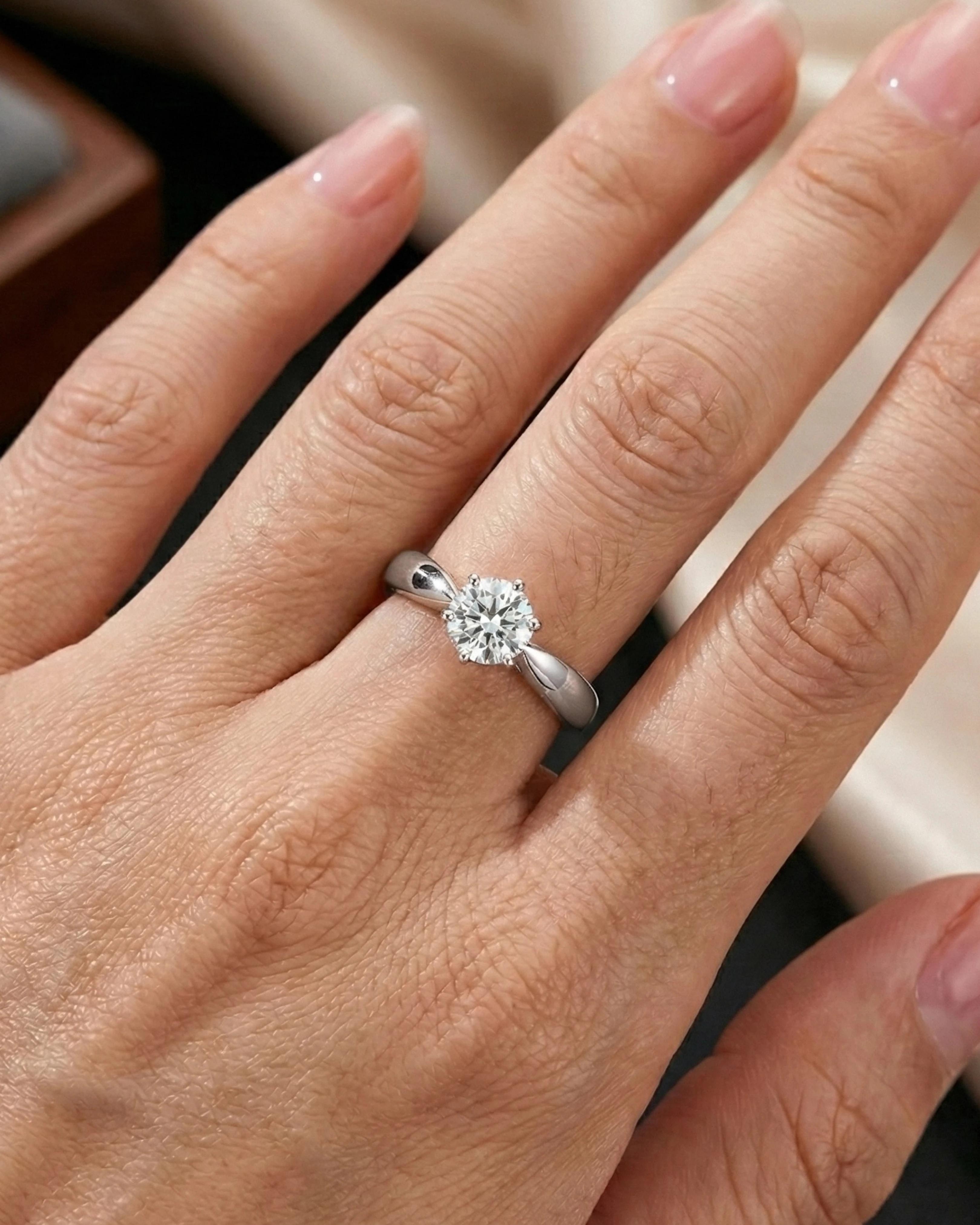 Starlight Solitaire Classic Ring – 925 Sterling Silver - model